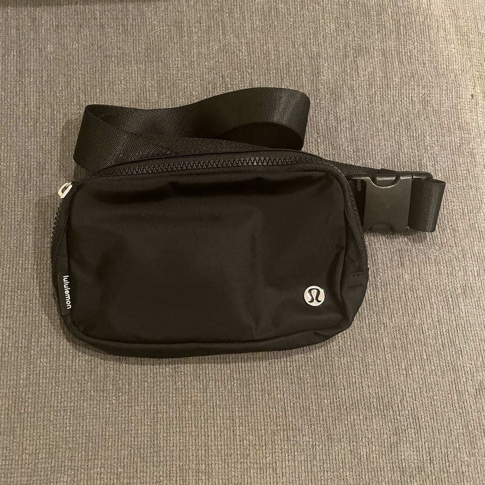 Lululemon Everywhere belt bag NWT